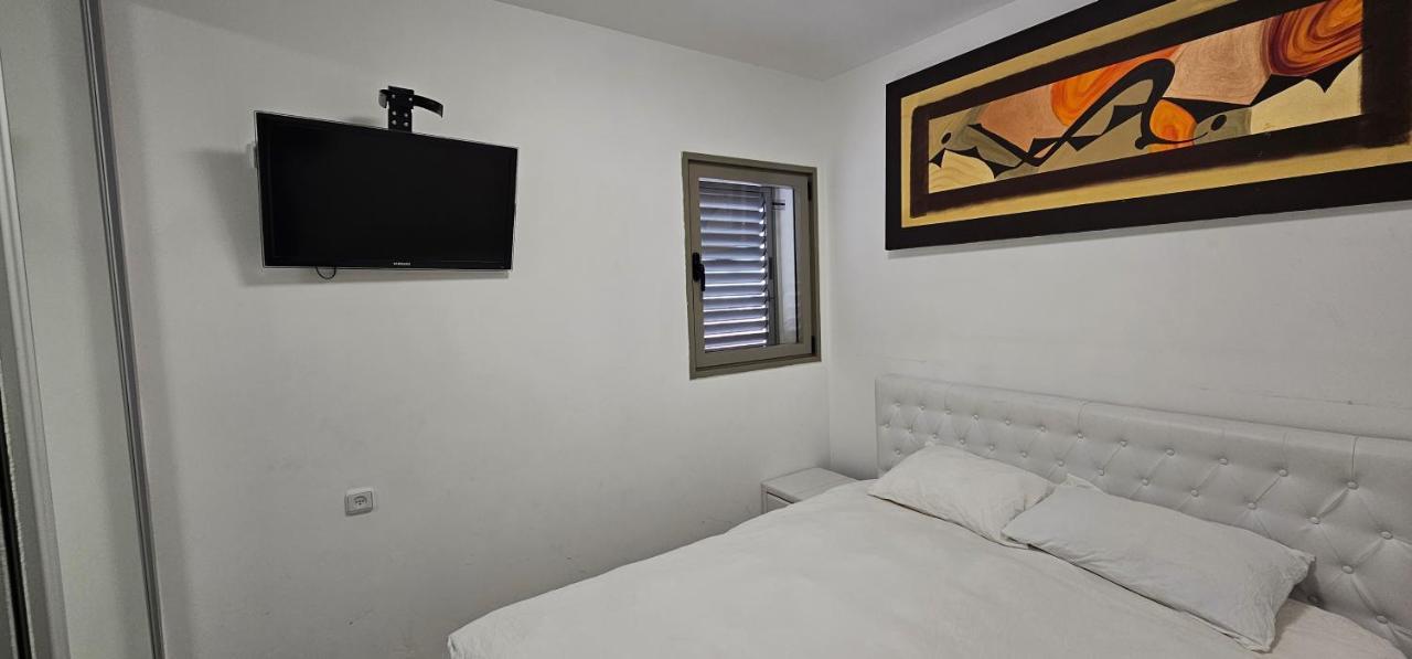 Top-Luxury Exclusive Аpt With Jacuzzi In Front Of The Sea Eilat Esterno foto